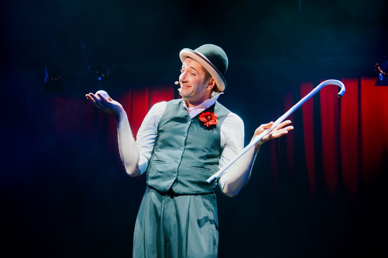 Comedian Aaron Dewitz auf der Bühne im Spiegelpalast.