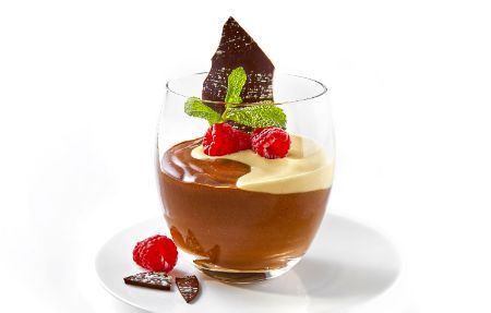 Das Dessert des Kindermenüs im PALAZZO ist ein Schokoladenpudding mit Vanillesoße.