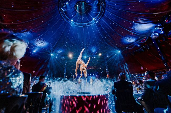 Die irische Artistin Niamh O'Reilly zeigt Equilibristik in der PALAZZO Dinner Show.