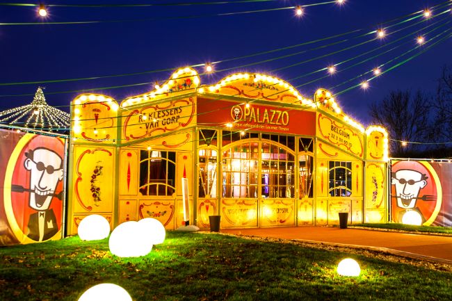 Außenansicht des Eingangs eines PALAZZO Spiegelpalastes, dekoriert mit hellen Lichterketten.