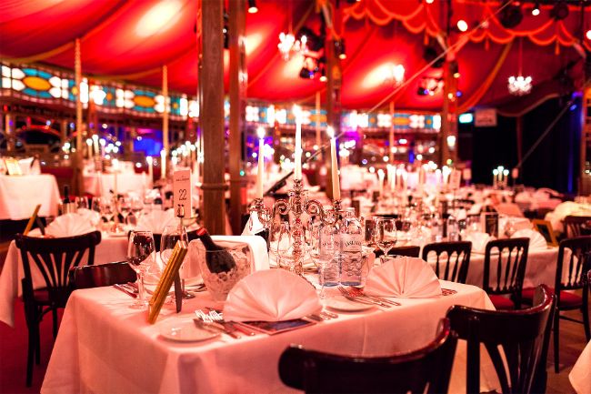 Eingedeckte Dinner-Tische in der Platzkategorie Rang im PALAZZO Spiegelpalast in Wien.
